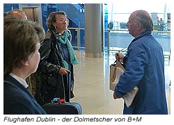 Der Dolmetscher von B+M empfängt die Reiseteilnehmer aus Deutschland
