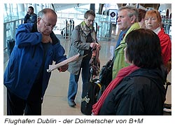 Der Dolmetscher von B+M zählt, ob alle Reiseteilnehmer aus Deutschland angekommen sind