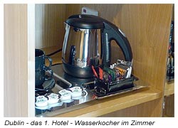 Wasserkocher, Kaffeetassen, Kaffee und Tee als Angebot of den Zimmern