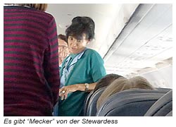 Die Stewardess meckert, weil ich fotografiert habe