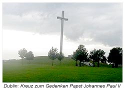 Dublin draußen auf der Wiese: Kreuz zum Gedenken an Papst Johannes Paul II