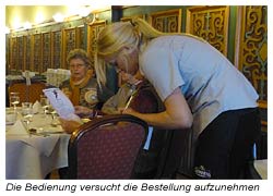 Die Bedienung im Hotel versucht die Bestellung aufzunehmen