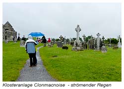 Irland Clonmacnoise - Klosteranlage - trotz strömender Regen war die Anlage von Touristen überlaufen