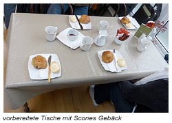 vorbreitete Tische mit Scones Gebäck