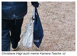 Christiane trägt die Tasche für meine Digitalkamera