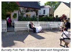 Bunratty Folk Park - Junges Brautpaar vor einem Rosenhäuschen