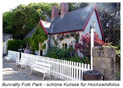 Bunratty Folk Park - Junges Brautpaar vor einem Rosenhäuschen