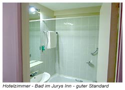 Hotel Jurys Inn - Hotelzimmer Bad - guter Standard