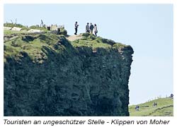 Touristen gefährlich nahe an den Klippen von Moher