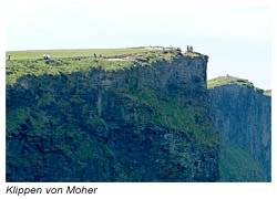 Touristen gefährlich nahe an den Klippen von Moher