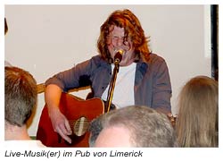 Live-Band die mit Hingabe im Pub von Limerick ihre Musik spielten