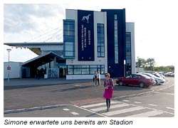 Windhund Rennen - Simone wartet vor dem Stadion