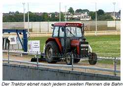 Windhund Rennen - der Traktor ebnet die Bahn nach jedem zweiten Rennen