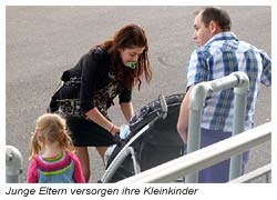 Windhund Rennen - Besucher allen Alters stehen im Stadion