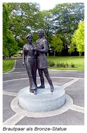 Hochzeitspaar - Bronze Statue im Rosengarten von Tralee