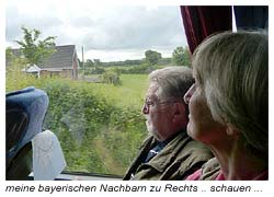 Irland - Häuser und Landschaften ziehen am Bus vorbei