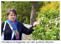 Adare - Christiane bewundert die schönen Blumen und Blüten