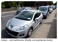 Adare - viel befahrene Straße und parkende Autos