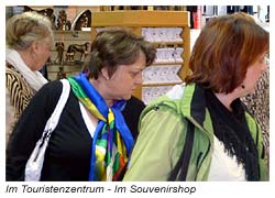 Adare - Christiane im  Touristenzentrum - im Souvenirshop