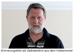 Selbstbildnis als Erinnerungsfoto aus dem Hotelzimmer heraus