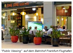Public Viewing - auf dem Bahnhof Frankfurt Flughafen