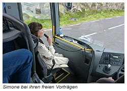 Irland - Simone im Bus bei ihren freien Vorträgen