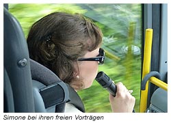 Die Reiseleiterin Simone bei ihren Vorträgen im Bus